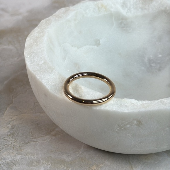 Elegant Gold Ring - Picture 2 of 3